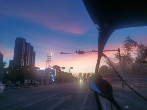 “为什么挡风玻璃比后视镜大？”
   “因为前面的路比后面更重要。”-猫匿社区