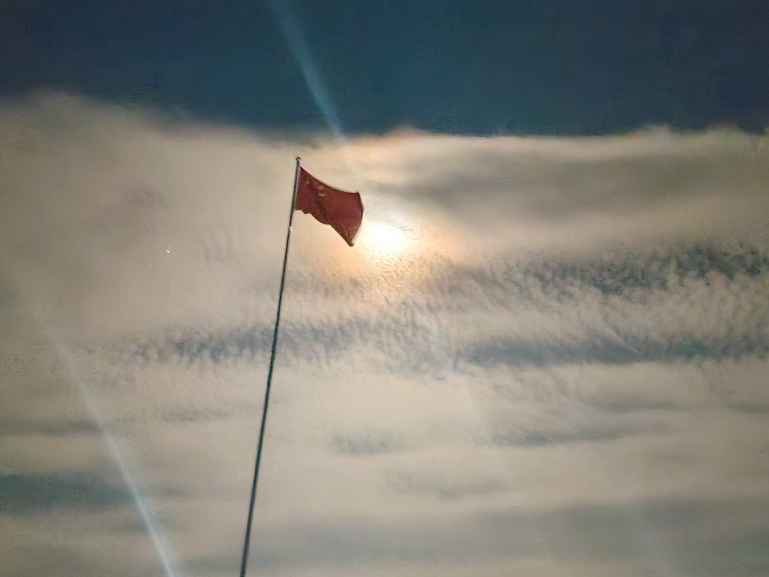 日落下的国旗-猫匿