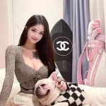 后面那块板子是啥东西？还是香奈儿的标-猫匿