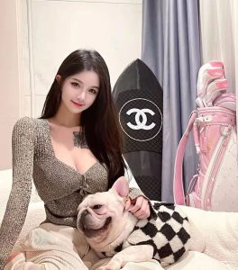 后面那块板子是啥东西？还是香奈儿的标-猫匿