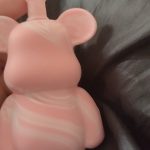 学校里管的最严的两个事一个是抽烟一个是打架 像我这种个子小脾气好的是不会打架了 在学校最追求刺激的事就是偷偷抽烟 在家一天半盒在学校一个星期还没抽完半盒 偷摸整点电子烟抽抽一会睡觉了 讨厌破学校-猫匿
