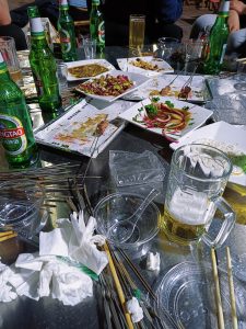 昨天聚完餐已经凌晨了-猫匿