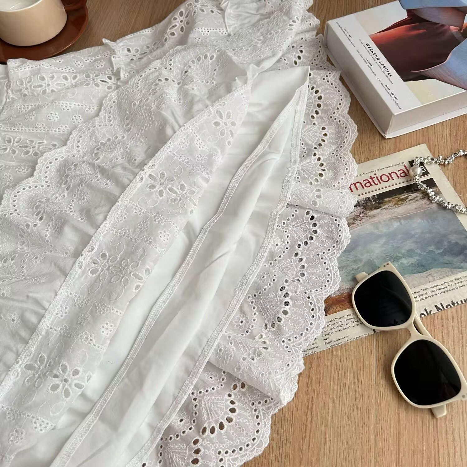 图片[1]-白色百搭蕾丝背心镂空吊带连衣裙-猫匿